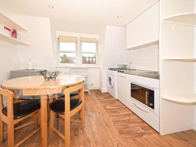 Larnach Road, London, W6 9NX, United Kingdom | 4 bed townhouse for rent #139475521 | Rentberry