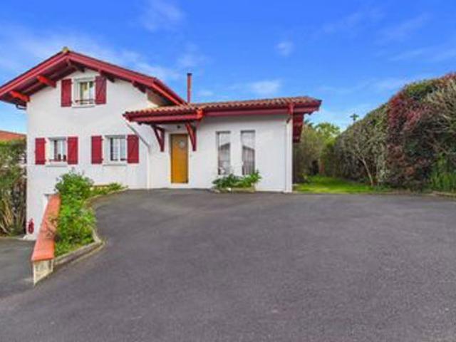 LARRESSORE Maison familiale 4 chambres avec pisc