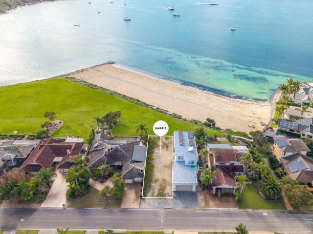 Last of it's kind, absolute beachfront in Lincoln Cove Marina.