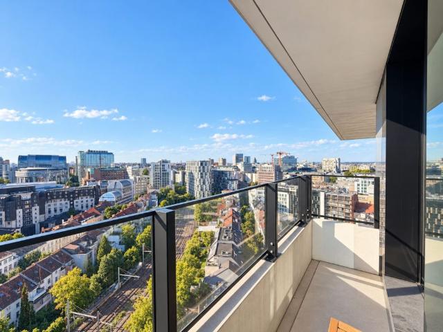 Last Chance to Be THE ONE ! Dernier studio meublé disponible au 17ème étage avec terrasse. Une vue de dingue !