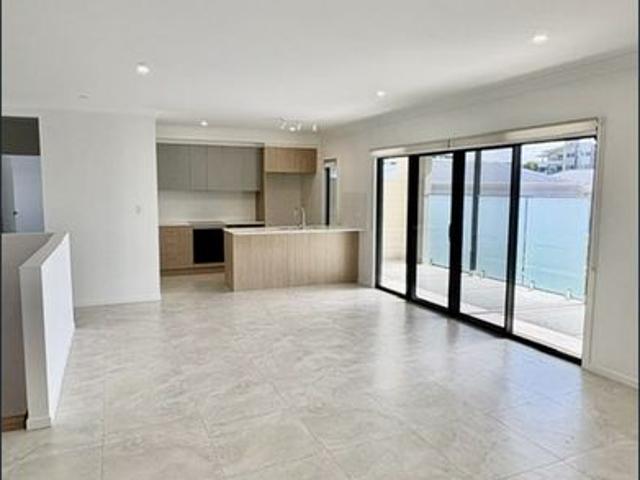LAST REMAINING BRAND NEW LUXURY TOWNHOUSE FOR LEASE !