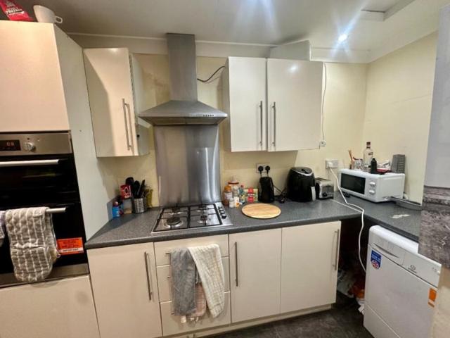 Last Room Available in a 5 bed House, LS6!