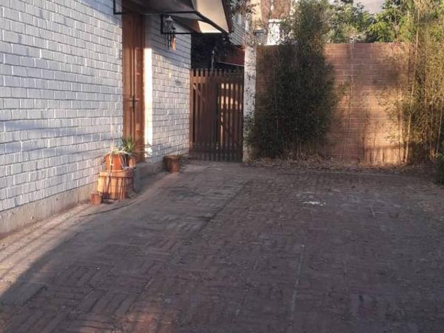 LAS CONDES, SE ARRIENDA CASA ESQUINA EN $1.200.000