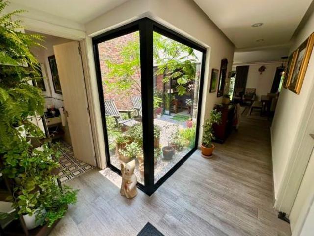 LAS CAÑADAS LA RESERVA CASA EN VENTA CON PATIO INTERNO Y JARDÍN AMPLIO