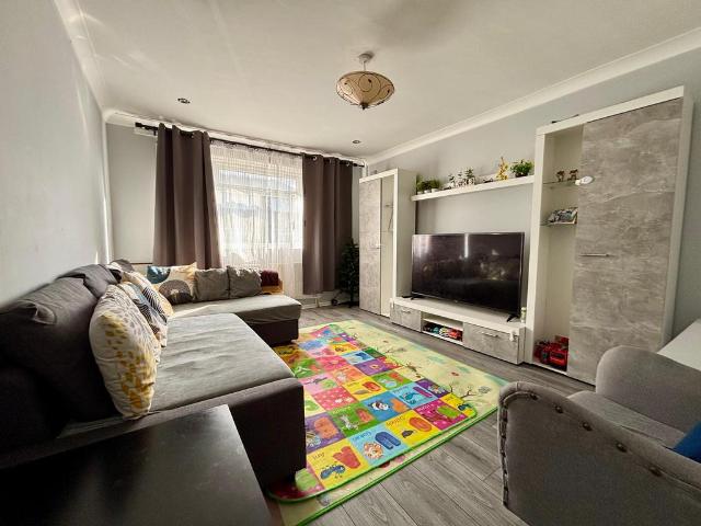 Lascelles Close, London, E11 3 bed house to rent £2,400 pcm £554 pw