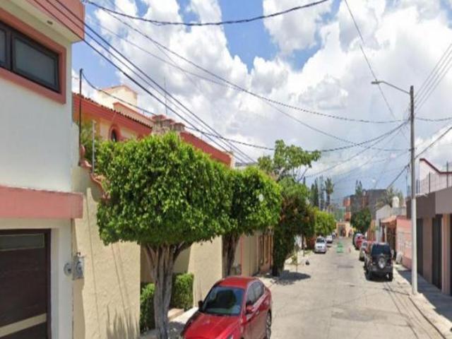 LASM02 ¡Hermosa casa en venta con ubicación privilegiada en Tepic!
