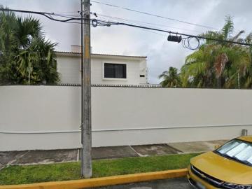 LASM28 Casa en Venta en Cancún Centro – Amplio Terreno con Jardín y Alberca