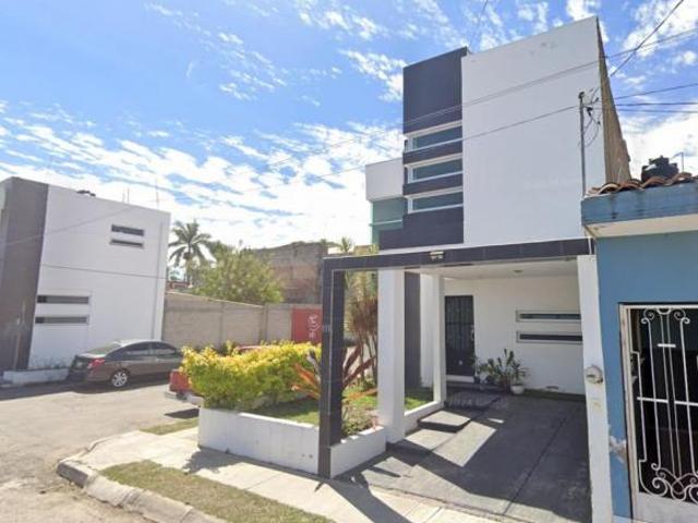 LASM60 Casa en Venta en Fraccionamiento Lagos del Country – Frente a Parque