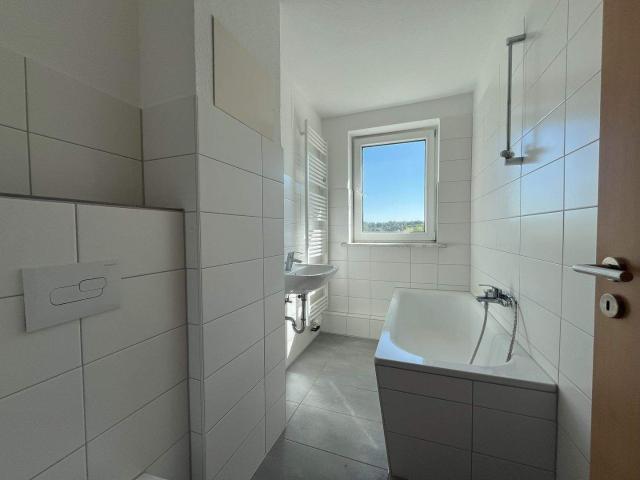 Lass die Sonne rein. helle, moderne 2 Zimmer Wohnung, einzugsfertig nach Renovierung, EinbaukÃ¼che gegen Aufpreis mÃ¶glich