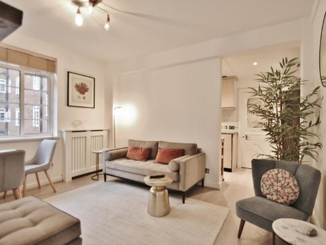 Latymer Court, Hammersmith Road. 1 bed flat to rent £2,250 pcm £519 pw