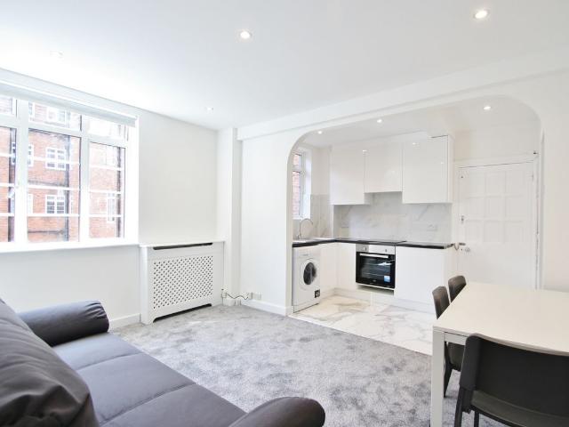 Latymer Court, Hammersmith Road, Hammersmith W6, 1 bed flat to rent, £2,200 pcm | PrimeLocation