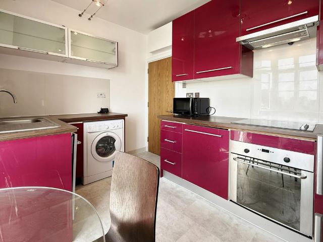 Latymer Court, Hammersmith Road, Hammersmith W6, 1 bed flat to rent, £2,250 pcm | PrimeLocation
