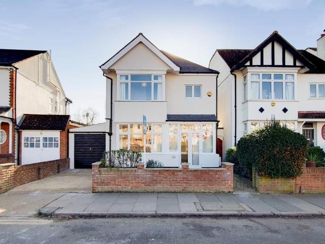 Latchmere Road, Kingston Upon Thames 3 bed detached house to rent £4,000 pcm £923 pw