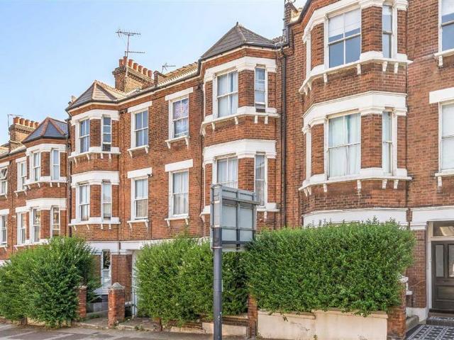 Latchmere Road, London SW11 3 bed flat to rent £3,300 pcm £762 pw