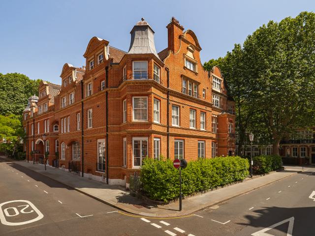 Lateral Living on Historic Kensington Court