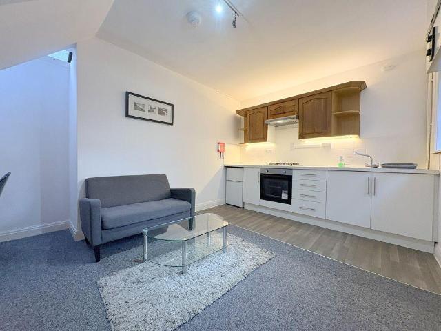 Latham Street, Preston PR1 1 bed apartment to rent £675 pcm £156 pw