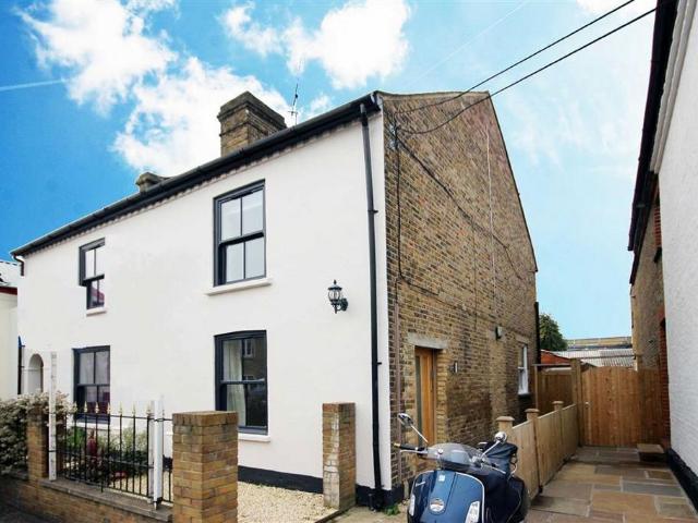 Latimer Road, Teddington TW11 3 bed house to rent £3,295 pcm £760 pw