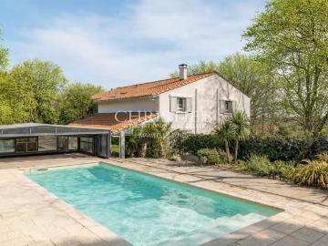 Latresne – Élégante maison familiale avec piscine et grand p. 250m² Latresne
