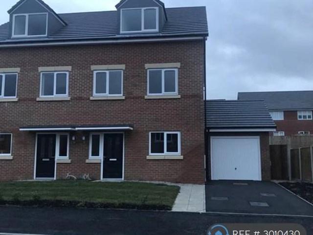 Latrigg Crescent, Manchester, M24 4 bed end of terrace house to rent £1,550 pcm £358 pw
