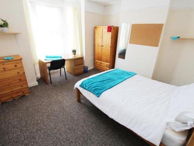 Laugherne Road 4 bed flat to rent £1,996 pcm £461 pw