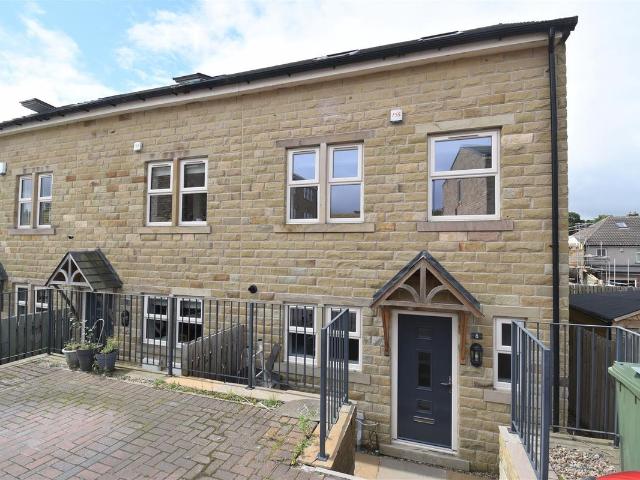 Laund Croft, Huddersfield HD3, 3 bed semi detached house to rent, £1,295 pcm | PrimeLocation