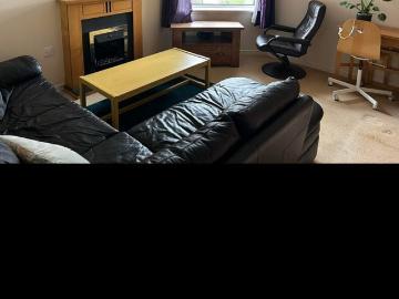 Laura Fitzpatrick Has an Apartment