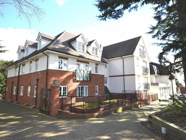 Laurel Court, Station Road, Epping 2 bed flat to rent £1,850 pcm £427 pw