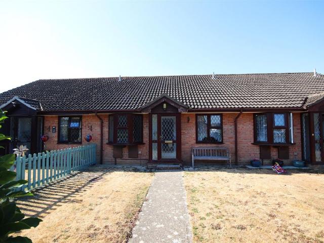 Laurel Close, Lymington SO41, 2 bed bungalow to rent, £1,300 pcm | PrimeLocation