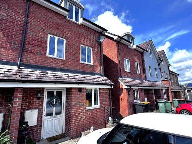 Laurel Mews, Leighton Buzzard LU7, 4 bed end terrace house to rent, £1,950 pcm | PrimeLocation