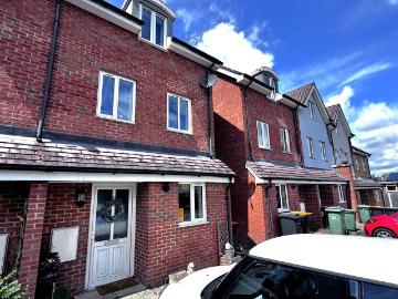 Laurel Mews, Leighton Buzzard LU7, 4 bed end terrace house to rent, £2,100 pcm | PrimeLocation
