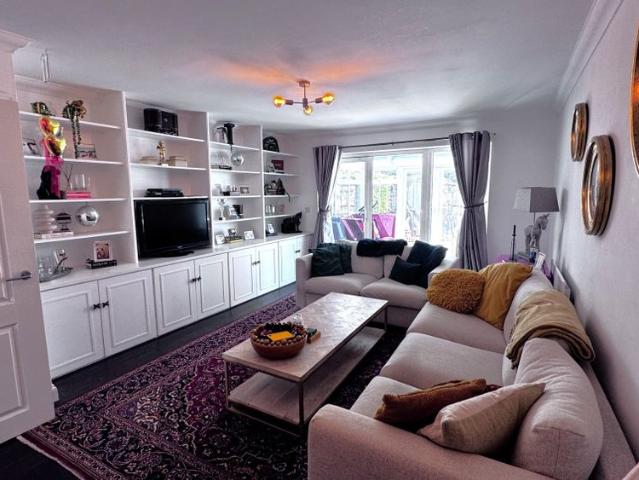 Laurel Mews, Leighton Buzzard