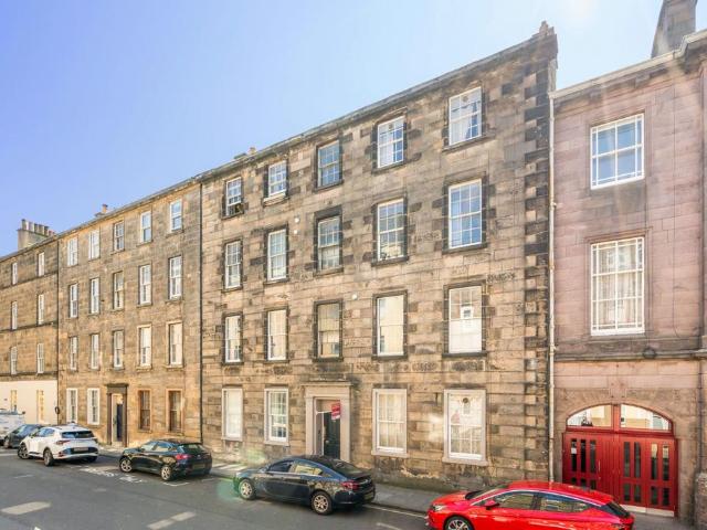 Lauriston Street, Edinburgh, EH3 3 bed flat to rent £2,400 pcm £554 pw