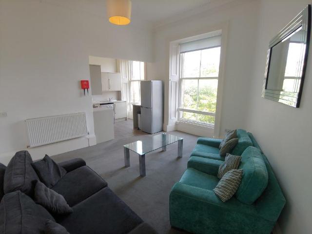 Lauriston Park, Tollcross, Edinburgh. 4 bed flat to rent £3,160 pcm £729 pw