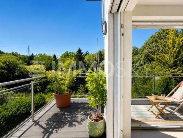 Lausanne: 4,5 Zimmer mit großem Balkon und Blick auf den Wald