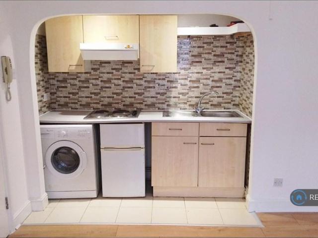 Lausanne Road, Turnpike Lane, N8 Studio to rent £1,350 pcm £312 pw