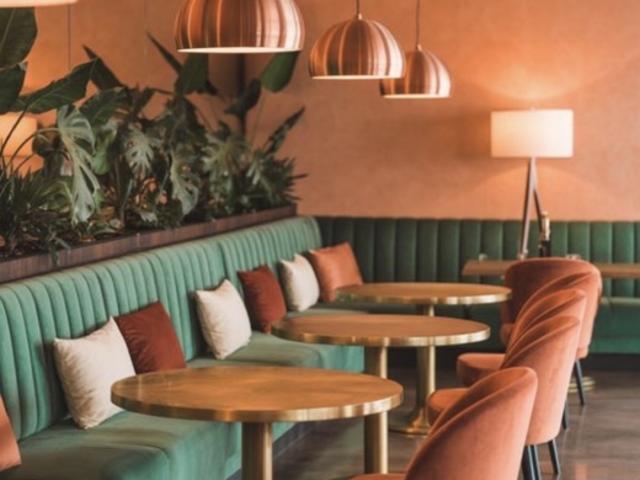 Lausanner Café Restaurant mit zwei Taktilosautomaten