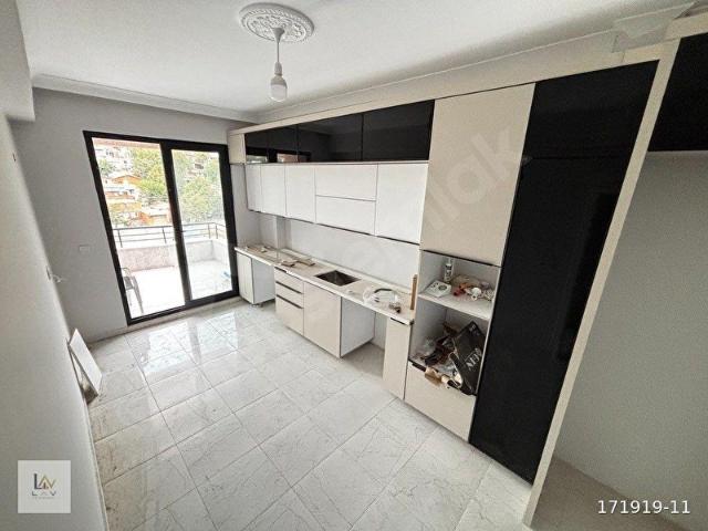 EDREMİTTE KOMPLE SATILIK 3 KATLI BİNA LAV GAYRİMENKUL