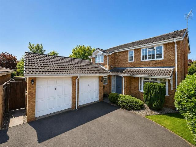 Lavender Walk, Evesham 4 bed detached house to rent £1,775 pcm £410 pw