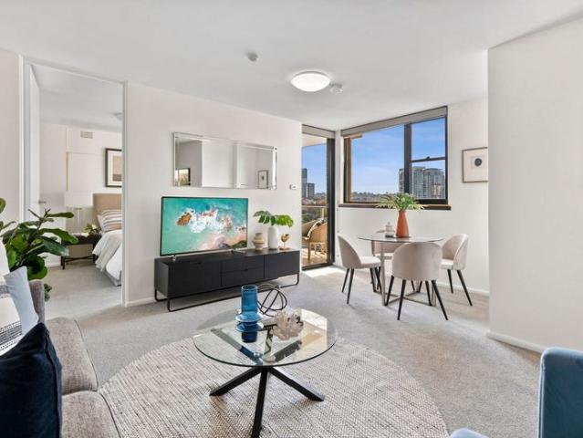 Lavender Bay views in prime waterfront tower
