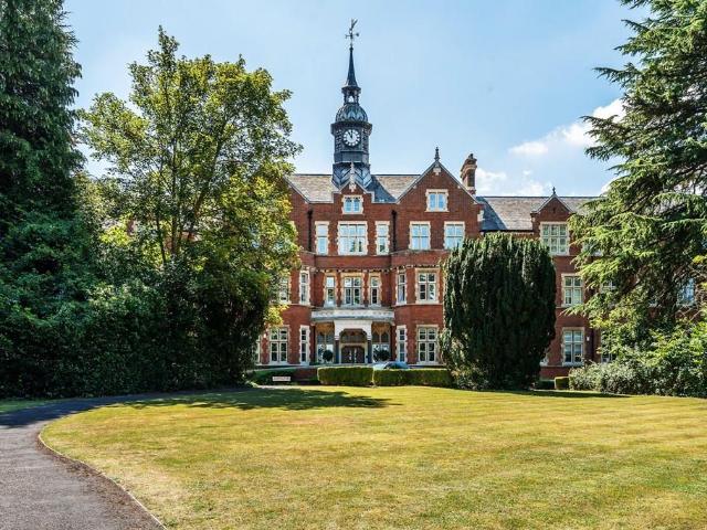 LAVENDER CLOSE, LEATHERHEAD KT22 2 bed apartment to rent £1,725 pcm £398 pw