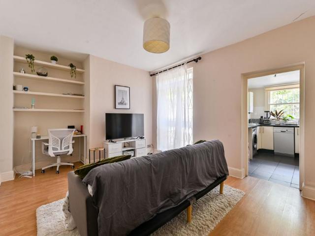Lavender Gardens, Battersea, London. 1 bed flat to rent £2,350 pcm £542 pw