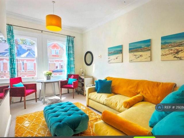 Lavender Gardens, London, SW11 1 bed flat to rent £2,225 pcm £513 pw