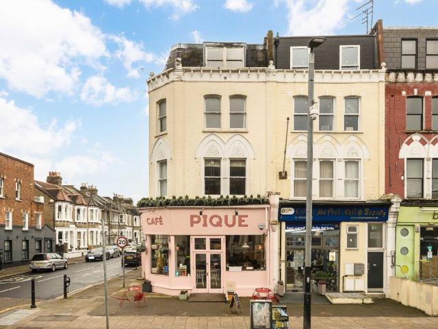 Lavender Hill, Battersea SW11, 1 bed flat to rent, £1,950 pcm | PrimeLocation