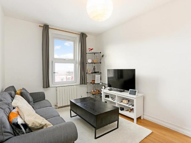 Lavender Hill, London, SW11 1 bed apartment to rent £1,950 pcm £450 pw