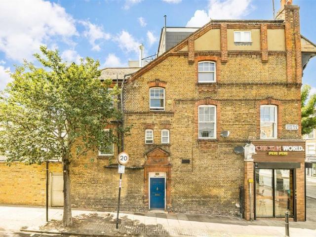 Lavender Hill, London SW11 2 bed flat to rent £2,250 pcm £519 pw