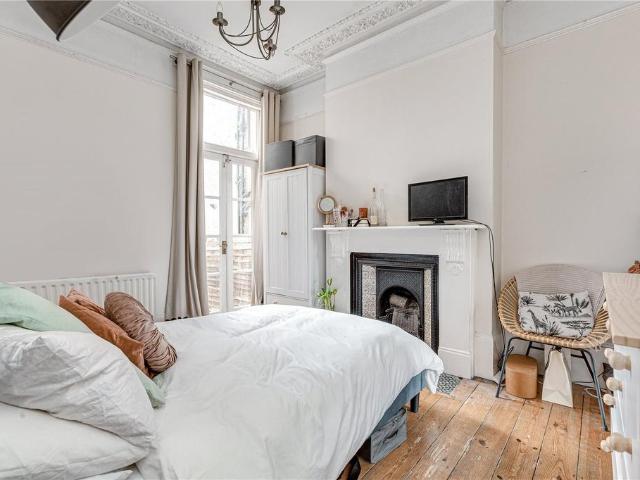 Lavender Sweep, London, SW11 2 bed flat to rent £2,700 pcm £623 pw