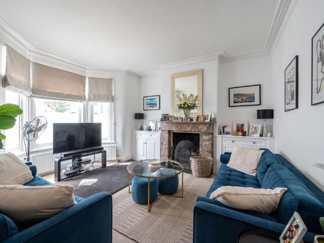 Lavenham Road, Southfields, London, SW18 3 bed terraced house to rent £3,750 pcm £865 pw