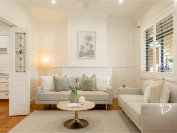 LAVINGTON | Charming 3 Bedroom Unit with Street Frontage & Private Driveway