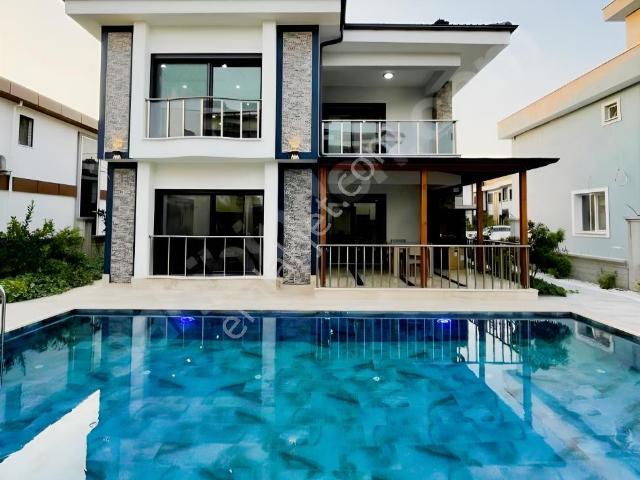 Lavinia 'dan Kiralık 4+1 Havuzlu Lüks Villa