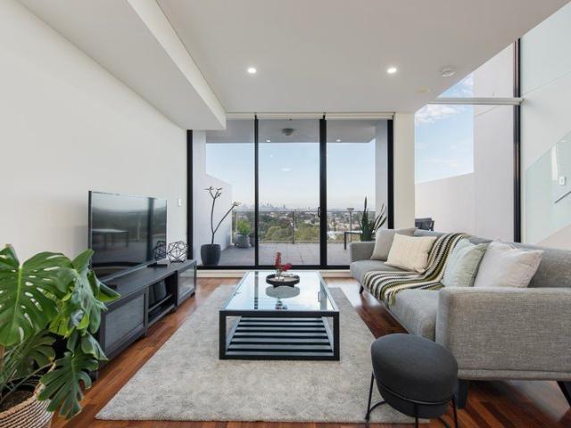 Lavish dual level penthouse enjoys scenic panoramas